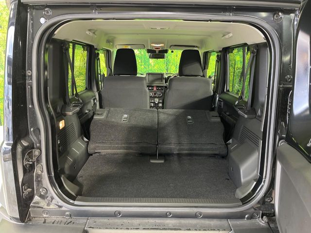 ���i�̂���������ʋ΁A���}���ɏ\���ȉ׎��X�y�[�X���m�ۂ��Ă���܂��B�Z�J���h�V�[�g��|���ƁA�傫�ȉו��̐ύڂ��\�ł���