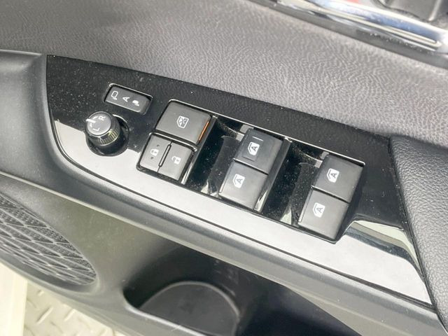 �y�d���i�[�~���[�z�T�C�h�~���[�͓d���i�[���ƂȂ��Ă���A�������ԏ�ł��L�Y�������X�N��}�����܂��B