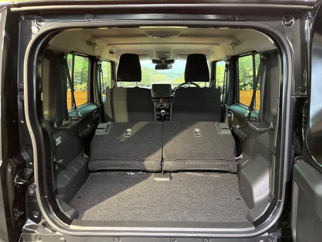 ���i�̂���������ʋ΁A���}���ɏ\���ȉ׎��X�y�[�X���m�ۂ��Ă���܂��B�Z�J���h�V�[�g��|���ƁA�傫�ȉו��̐ύڂ��\�ł���