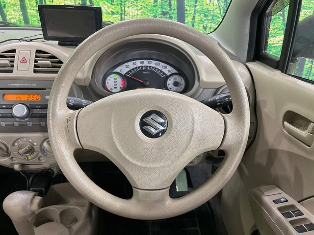 �C���e���A�ɍ��킹���f�U�C���̃X�e�A�����O�́A�^�]�������̂��Ƃ��l���A�^�]���₷���`��A�傫���ł��B�����x�A���ۂɐG���Ă��m���߂��������B