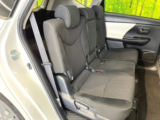 後部座席も気になるようなキズ・汚れやへたり等、大きなダメージはなく、良好な状態です。