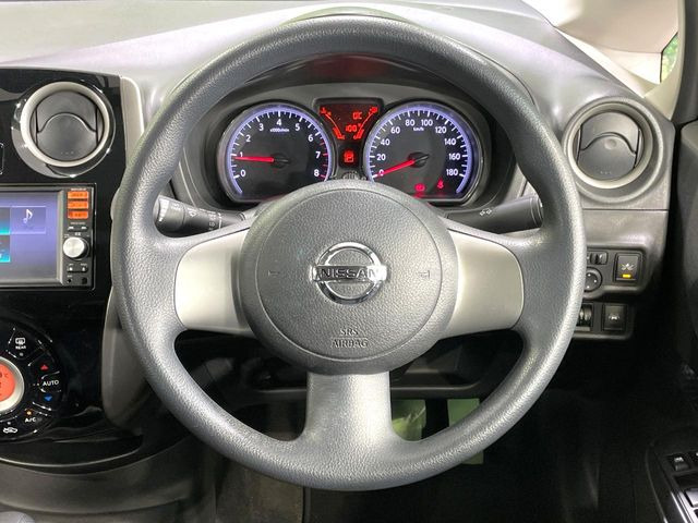 �C���e���A�ɍ��킹���f�U�C���̃X�e�A�����O�́A�^�]�������̂��Ƃ��l���A�^�]���₷���`��A�傫���ł��B�����x�A���ۂɐG���Ă��m���߂��������B