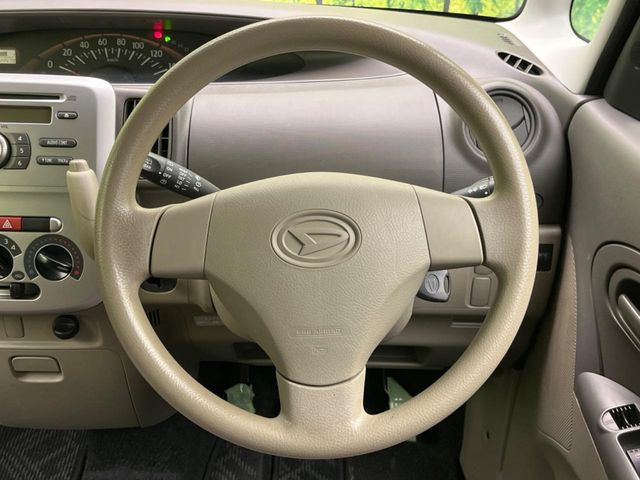 �C���e���A�ɍ��킹���f�U�C���̃X�e�A�����O�́A�^�]�������̂��Ƃ��l���A�^�]���₷���`��A�傫���ł��B�����x�A���ۂɐG���Ă��m���߂��������B