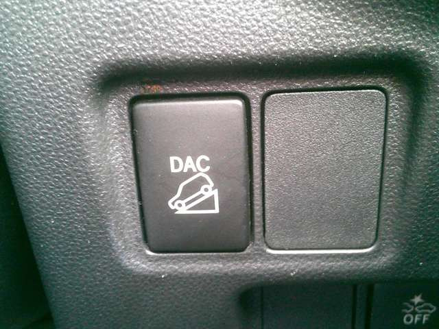 ★ダウンヒルアシストコントロール★雪道などの滑りやすい下り坂や険しい傾斜を降りる際にシステムをONにするとドライバーがブレーキ操作をしなくてもクルマがブレーキをかけることで車速を維持します。