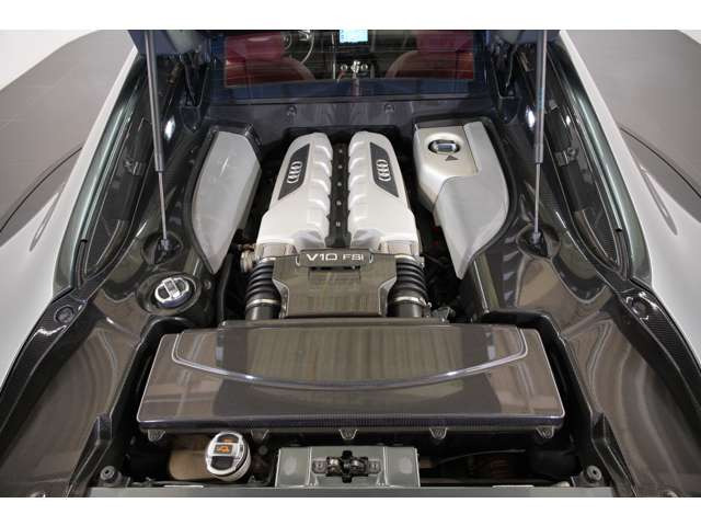 5.2L V10�G���W���̓x�r�[�����{�Ɠ��l�̃G���W���B�����{���M�[�j�̃G���W�����A�E�f�B�Őa�m�I�ɂ��R�X�p�悭�y���߂�1��ł��B