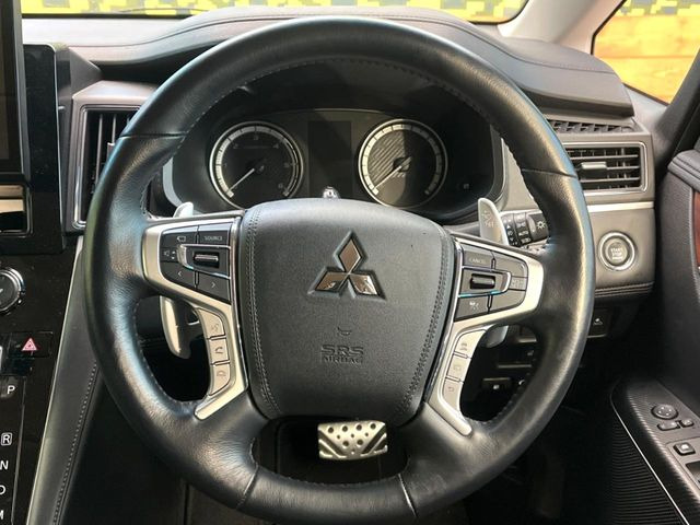 �C���e���A�ɍ��킹���f�U�C���̃X�e�A�����O�́A�^�]�������̂��Ƃ��l���A�^�]���₷���`��A�傫���ł��B�����x�A���ۂɐG���Ă��m���߂��������B