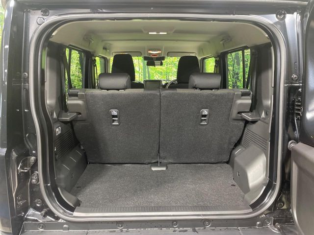 ���i�̂���������ʋ΁A���}���ɏ\���ȉ׎��X�y�[�X���m�ۂ��Ă���܂��B�Z�J���h�V�[�g��|���ƁA�傫�ȉו��̐ύڂ��\�ł���