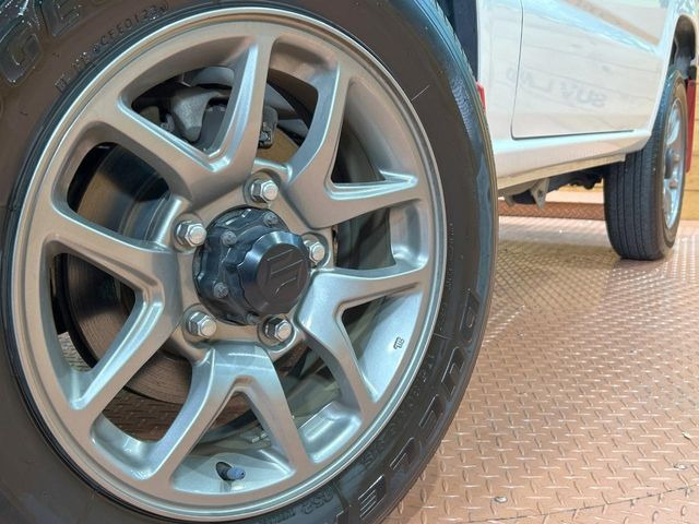 �y����16�C���`�A���~�z�C�[���z�O�ςɃ}�b�`���������A���~�z�C�[���𑕒����Ă���܂��B�e��ЊO�A���~�z�C�[����A�X�^�b�h���X�^�C�����戵�����Ă���܂��B���񂲑��k����������