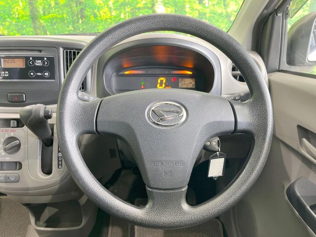 �C���e���A�ɍ��킹���f�U�C���̃X�e�A�����O�́A�^�]�������̂��Ƃ��l���A�^�]���₷���`��A�傫���ł��B�����x�A���ۂɐG���Ă��m���߂��������B