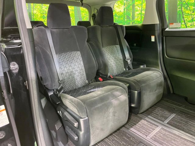 後部座席も気になるようなキズ・汚れやへたり等、大きなダメージはなく、良好な状態です。