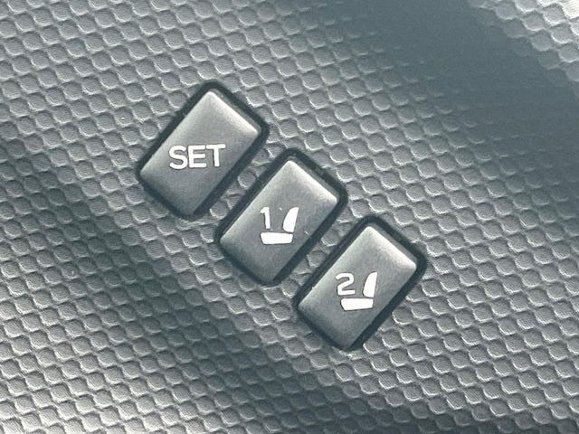 【メモリー機能付きパワーシート】ドライバーごとに設定したシート位置を記憶して、ボタン一つで切り替えできる便利な機能!運転する方が複数名いらっしゃるご家庭におすすめです♪