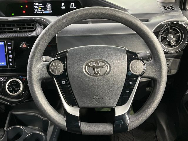 �C���e���A�ɍ��킹���f�U�C���̃X�e�A�����O�́A�^�]�������̂��Ƃ��l���A�^�]���₷���`��A�傫���ł��B�����x�A���ۂɐG���Ă��m���߂��������B