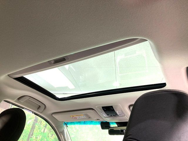 【サンルーフ】ボタンひとつで開閉可能!開放感たっぷりのサンルーフが装着されています!車内に明かりを取り入れたり景色を楽しむ以外にも、よどみがちな車内の空気も簡単に換気できて快適です!