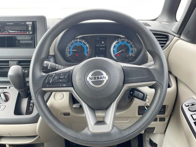 �C���e���A�ɍ��킹���f�U�C���̃X�e�A�����O�́A�^�]�������̂��Ƃ��l���A�^�]���₷���`��A�傫���ł��B�����x�A���ۂɐG���Ă��m���߂��������B