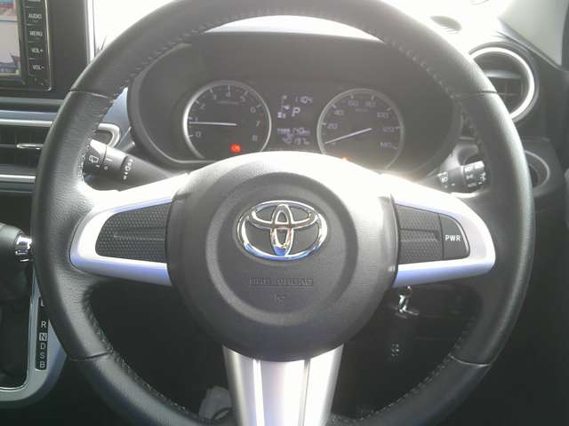 ★本革巻ステアリング★しっとりと手に馴染む本革ならではの感触!確かな操作感!