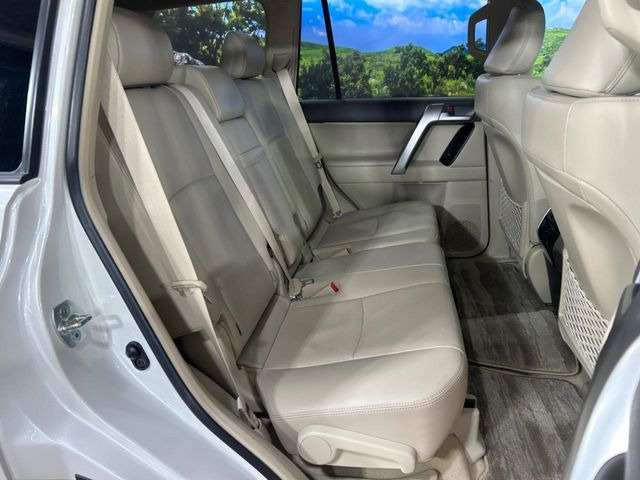 後部座席も気になるようなキズ・汚れやへたり等、大きなダメージはなく、良好な状態です。