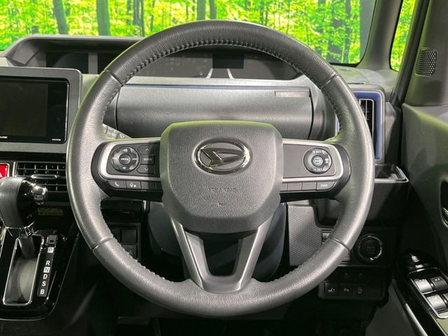 �C���e���A�ɍ��킹���f�U�C���̃X�e�A�����O�́A�^�]�������̂��Ƃ��l���A�^�]���₷���`��A�傫���ł��B�����x�A���ۂɐG���Ă��m���߂��������B