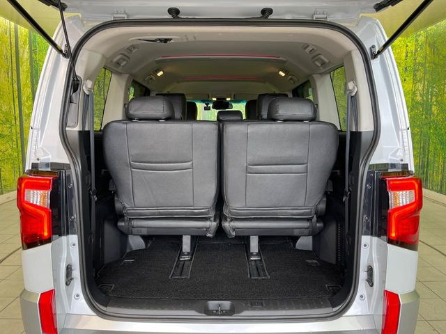 ���i�̂���������ʋ΁A���}���ɏ\���ȉ׎��X�y�[�X���m�ۂ��Ă���܂��B�Z�J���h�V�[�g��|���ƁA�傫�ȉו��̐ύڂ��\�ł���