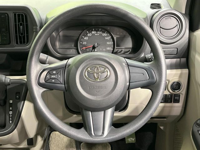 �C���e���A�ɍ��킹���f�U�C���̃X�e�A�����O�́A�^�]�������̂��Ƃ��l���A�^�]���₷���`��A�傫���ł��B�����x�A���ۂɐG���Ă��m���߂��������B