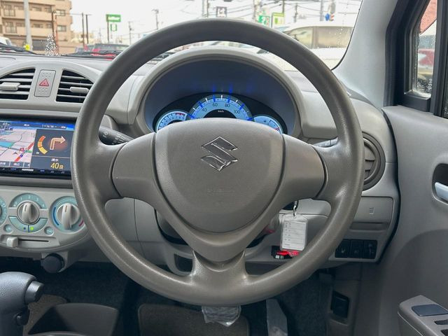 �C���e���A�ɍ��킹���f�U�C���̃X�e�A�����O�́A�^�]�������̂��Ƃ��l���A�^�]���₷���`��A�傫���ł��B�����x�A���ۂɐG���Ă��m���߂��������B