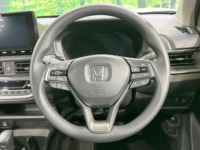 �C���e���A�ɍ��킹���f�U�C���̃X�e�A�����O�́A�^�]�������̂��Ƃ��l���A�^�]���₷���`��A�傫���ł��B�����x�A���ۂɐG���Ă��m���߂��������B