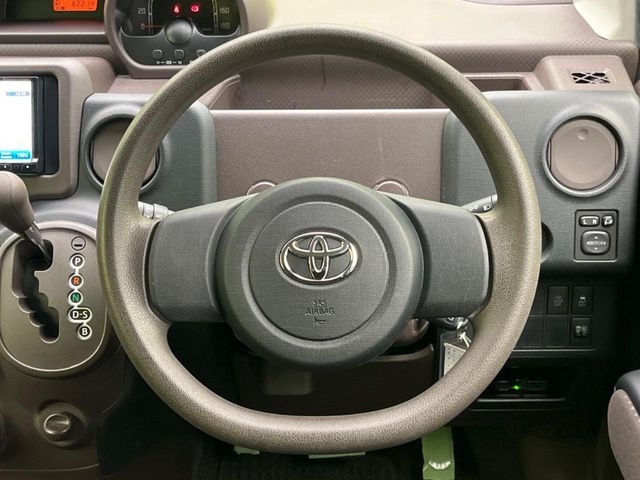 �C���e���A�ɍ��킹���f�U�C���̃X�e�A�����O�́A�^�]�������̂��Ƃ��l���A�^�]���₷���`��A�傫���ł��B�����x�A���ۂɐG���Ă��m���߂��������B