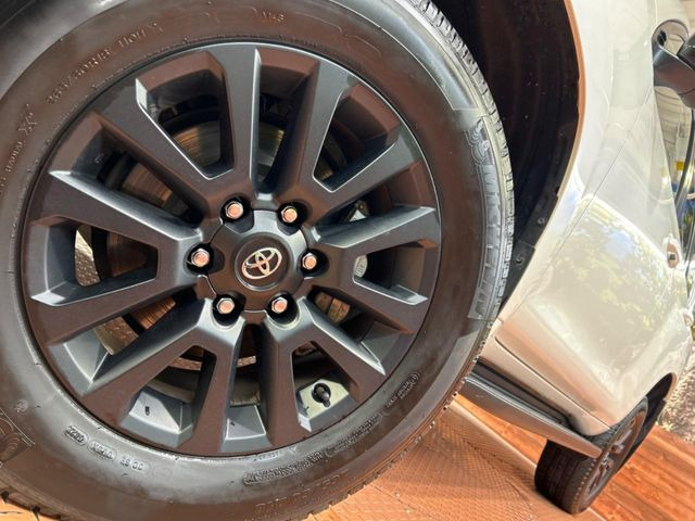 【純正18インチアルミホイール】外観にマッチした純正アルミホイールを装着しております。各種社外アルミホイールや、スタッドレスタイヤも取扱いしております。是非ご相談ください♪