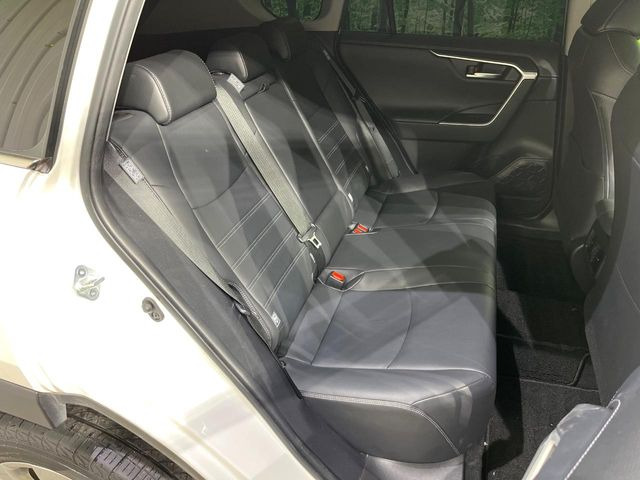 【合皮レザーシート】汚れのふき取りが容易でメンテナンスもが簡単な、機能性に優れる合成皮革を採用した上質なシートです。座り心地もよく、高級感あふれる心地良い車内空間を演出してくれます。