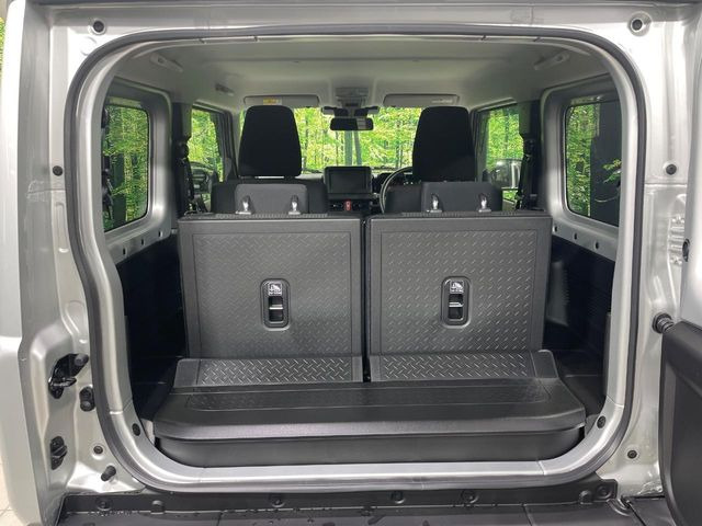 ���i�̂���������ʋ΁A���}���ɏ\���ȉ׎��X�y�[�X���m�ۂ��Ă���܂��B�Z�J���h�V�[�g��|���ƁA�傫�ȉו��̐ύڂ��\�ł���