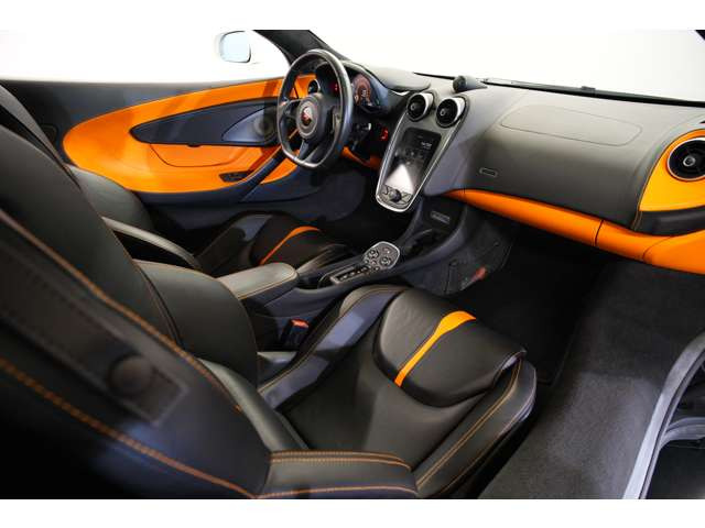 �����̓}�N���[�������\����J���[�̃}�N���[�����I�����W���A�N�Z���g�ɂȂ�A�X�|�[�e�B�[�ȕ��͋C���Y���Ă���܂��B