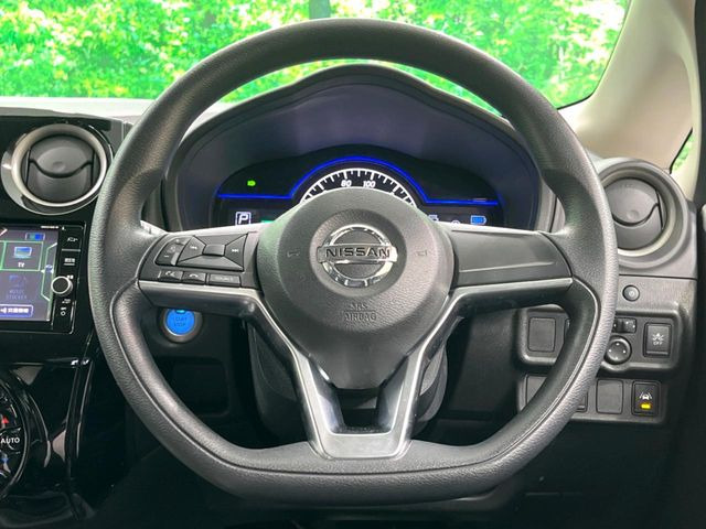 �C���e���A�ɍ��킹���f�U�C���̃X�e�A�����O�́A�^�]�������̂��Ƃ��l���A�^�]���₷���`��A�傫���ł��B�����x�A���ۂɐG���Ă��m���߂��������B