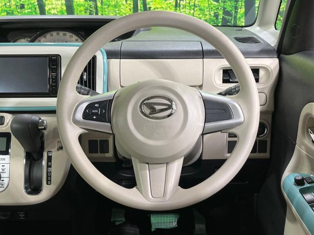 �C���e���A�ɍ��킹���f�U�C���̃X�e�A�����O�́A�^�]�������̂��Ƃ��l���A�^�]���₷���`��A�傫���ł��B�����x�A���ۂɐG���Ă��m���߂��������B