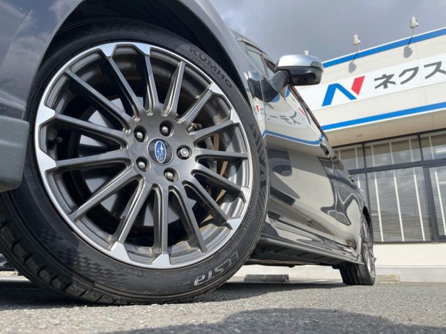 �y����18�C���`�A���~�z�C�[���z�O�ςɃ}�b�`���������A���~�z�C�[���𑕒����Ă���܂��B�e��ЊO�A���~�z�C�[����A�X�^�b�h���X�^�C�����戵�����Ă���܂��B���񂲑��k����������