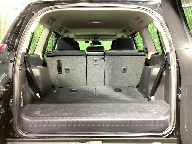 後席を格納すると、これだけの広さが!シーンに合わせたシートアレンジで、大きな荷物も積むことが出来ます♪