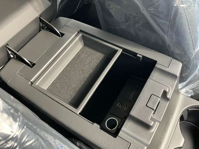 ���ЍH�ꊮ���ł��̂ŎԌ��A�_���A�C���A���Ȃǂ��ׂĂ��C�����������B�^�C���A�I�[�f�B�I�Ȃǂ̔̔��������Ē����Ă���܂��B����A�����k���������B