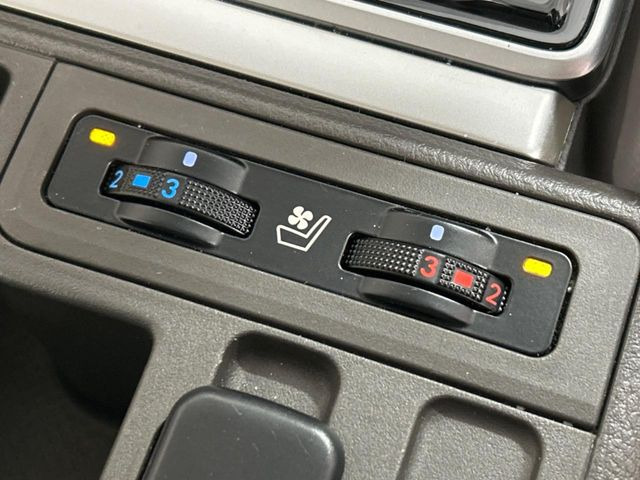 【シートベンチレーション】夏場は涼しい風でお尻や背中の熱やムレを防ぎ、冬はエアコンよりも早く温まってポカポカに!季節を問わず快適に過ごせます。