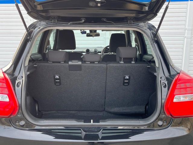 ���i�̂���������ʋ΁A���}���ɏ\���ȉ׎��X�y�[�X���m�ۂ��Ă���܂��B�Z�J���h�V�[�g��|���ƁA�傫�ȉו��̐ύڂ��\�ł���