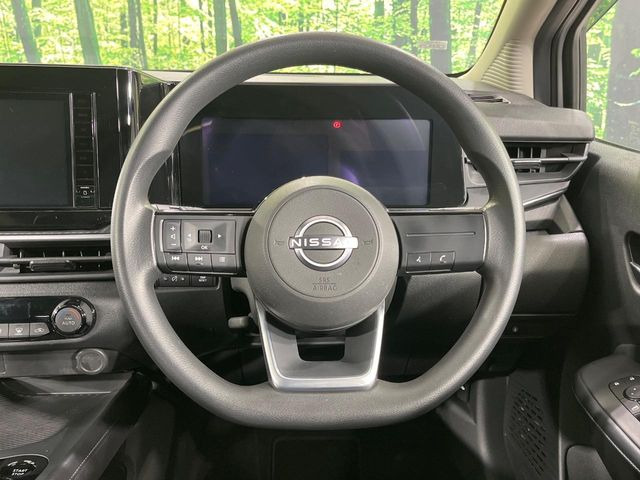 �C���e���A�ɍ��킹���f�U�C���̃X�e�A�����O�́A�^�]�������̂��Ƃ��l���A�^�]���₷���`��A�傫���ł��B�����x�A���ۂɐG���Ă��m���߂��������B