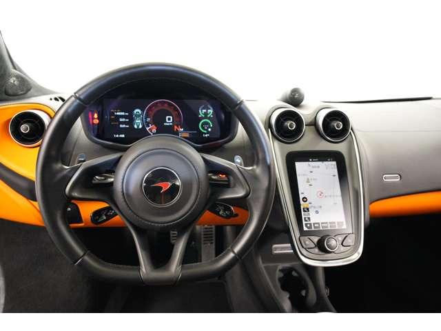 540�n�͂��ւ�3.8L V8�c�C���^�[�{�G���W���𓋍ڂ�������g�������Ղ��X�[�p�[�J�[�Ƃ��Đl�C��]���A�����ڂɔ����ď�ʂ��킸����肢�������郂�f���ƂȂ��Ă���܂��B