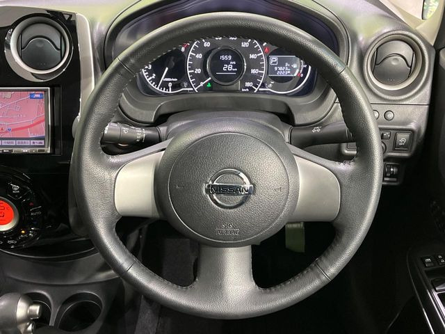 �C���e���A�ɍ��킹���f�U�C���̃X�e�A�����O�́A�^�]�������̂��Ƃ��l���A�^�]���₷���`��A�傫���ł��B�����x�A���ۂɐG���Ă��m���߂��������B