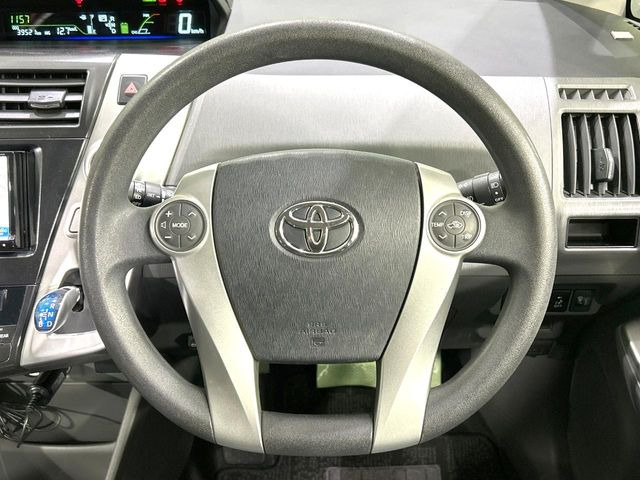 �C���e���A�ɍ��킹���f�U�C���̃X�e�A�����O�́A�^�]�������̂��Ƃ��l���A�^�]���₷���`��A�傫���ł��B�����x�A���ۂɐG���Ă��m���߂��������B