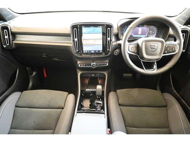 XC40ウルトラ B4 AWD ダーク エディション サンドデューン 4WD