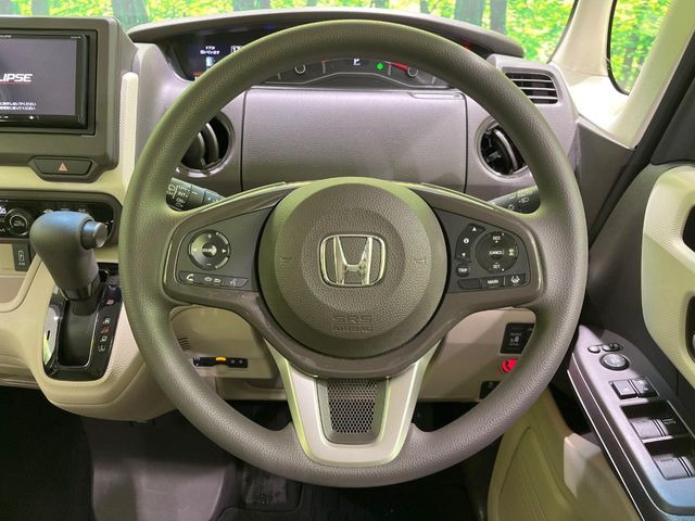 �C���e���A�ɍ��킹���f�U�C���̃X�e�A�����O�́A�^�]�������̂��Ƃ��l���A�^�]���₷���`��A�傫���ł��B�����x�A���ۂɐG���Ă��m���߂��������B