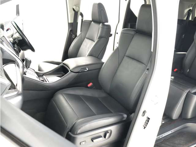 (電動シート)助手席4ウェイパワーシート!また、電動オットマン機能搭載です!上級グレードならではの贅沢装備で人気装備となります。