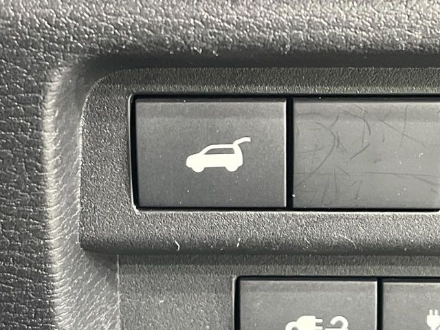 【パワーバックドア】スマートキーや運転席のボタンを押すだけでリアゲートが自動で開閉します!荷物を持っている時や、高い位置にあるバックドアを閉める際に便利な機能です♪