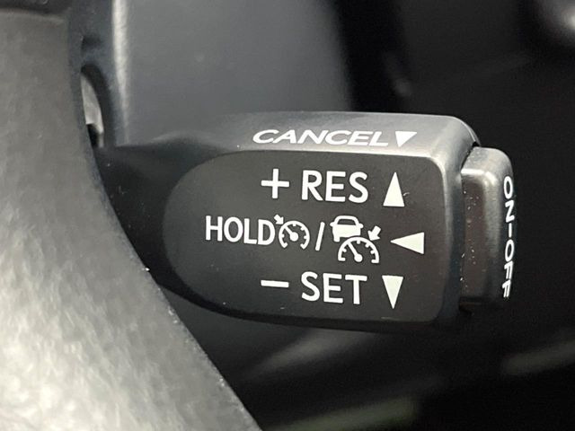 【レーダークルーズコントロール】高速道路での長距離走行が楽に!!自動で速度を保つクルーズコントロールが、衝突軽減システムと連携し、前方の車両を感知して車間を保つように速度調節してくれます!!