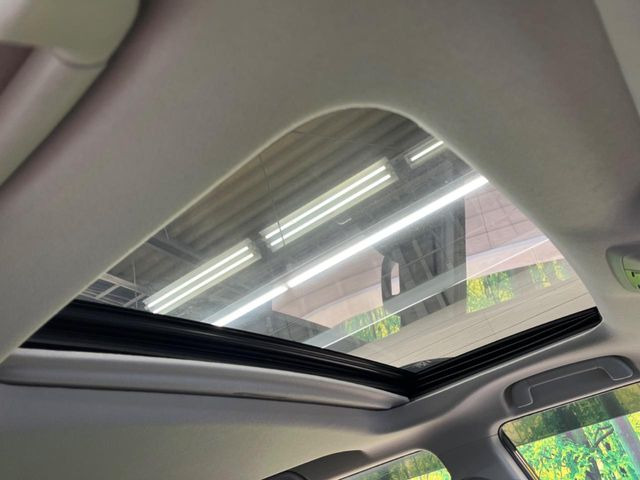 【サンルーフ】開放感たっぷりの希少装備、サンルーフが装着されています!車内に明かりを取り入れたり景色を楽しむ以外にも、車内の空気も簡単に換気できて快適です!