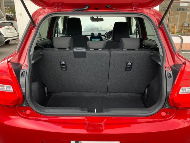 ���i�̂���������ʋ΁A���}���ɏ\���ȉ׎��X�y�[�X���m�ۂ��Ă���܂��B�Z�J���h�V�[�g��|���ƁA�傫�ȉו��̐ύڂ��\�ł���