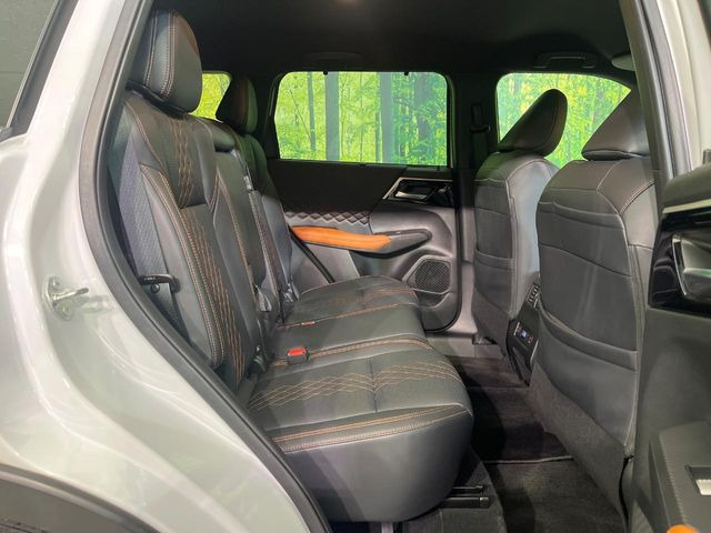 後部座席も気になるようなキズ・汚れやへたり等、大きなダメージはなく、良好な状態です。