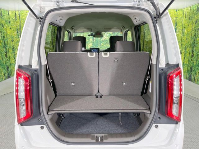 普段のお買い物や通勤、送迎等に十分な荷室スペースを確保しております。セカンドシートを倒すと、大きな荷物の積載も可能です♪